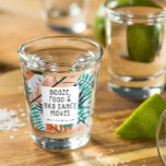 Vaso De Chupito Tropical Beach Funny Wedding Favor<br><div class="desc">Los bodas tropicales prefieren las bodas en la playa. Gafas de disparo con un patrón tropical con un diseño de texto negro que dice - Booze,  comida y movimientos de baile malo. Personalizar con sus nombres y fecha de boda.</div>