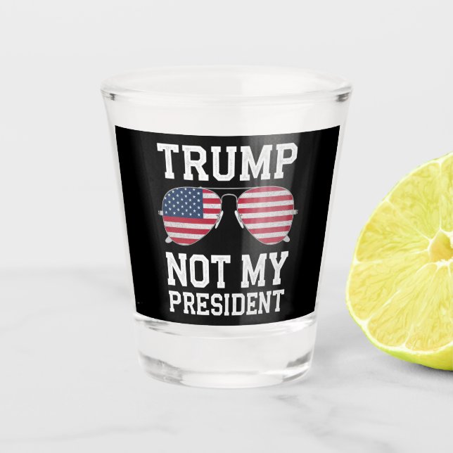 Vaso De Chupito Trump no es mi presidente contra Trump (Anverso)