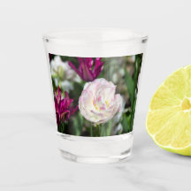 Tulipanes rosa brillante en un día soleado