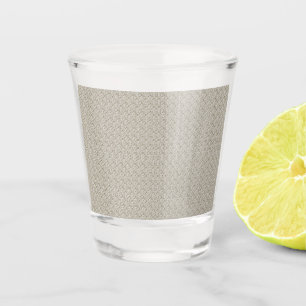 Vaso De Chupito un fondo beige con un patrón de cuadrados pequeños