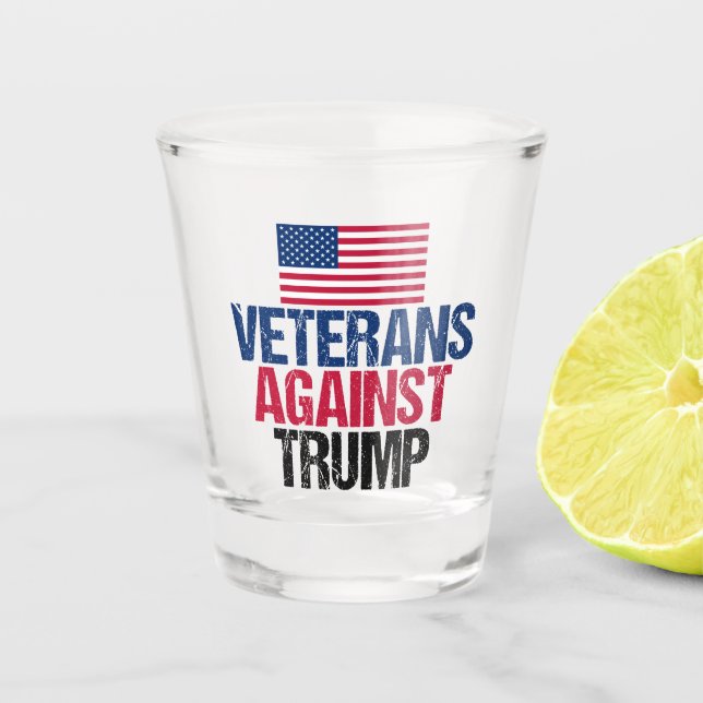Vaso De Chupito Veteranos contra la bandera estadounidense de Trum (Anverso)