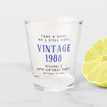 Vaso De Chupito Vintage 40th Birthday Party Favor<br><div class="desc">Un favor divertido de vidrio para su fiesta de 40 años con tipografía azul real. Personaliza "Toma un tiro que aún está caliente",  "Vintage" con su año de nacimiento,  su nombre y la fecha de fiesta.</div>