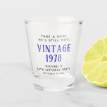 Vaso De Chupito Vintage 50th Birthday Blue Party Favor<br><div class="desc">Un favor divertido de vidrio para su fiesta de cumpleaños número 50 con tipografía azul real. Personalice el "Toma un tiro que aún está caliente",  "Vintage" con el año en que nació,  su nombre y la fecha de fiesta.</div>