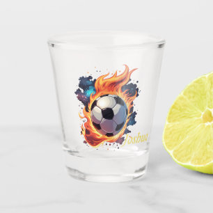Vaso De Chupito Volando una pelota de fútbol con llamas.