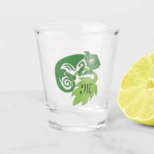 Vaso De Chupito Whimsical Chameleon trepando en el monograma de la