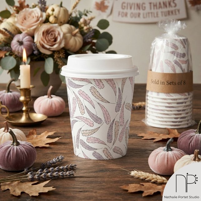Vaso de papel de plumas de gingham blanco (This white gingham paper cup features hand-drawn autumn feathers for cute baby shower parties.)