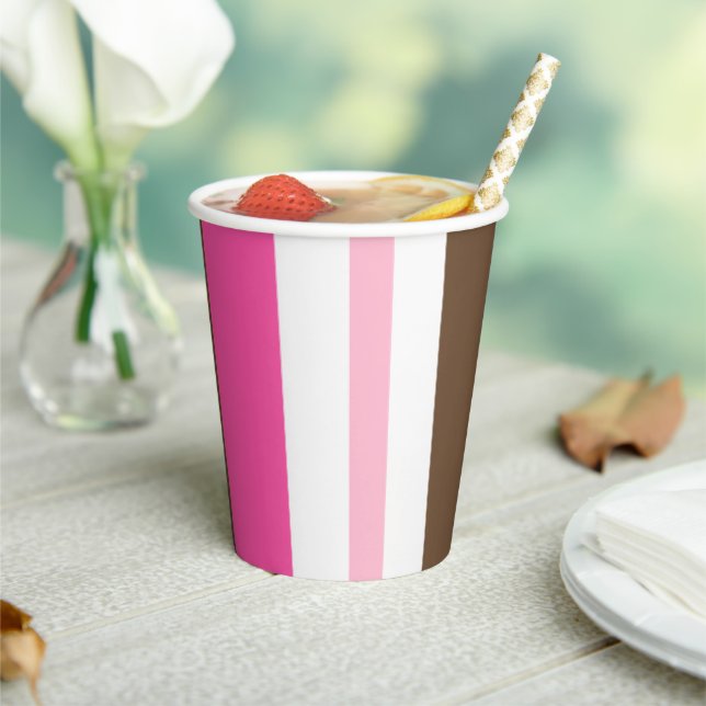 Vaso de papel marrón y rosa con rayas (in situ)