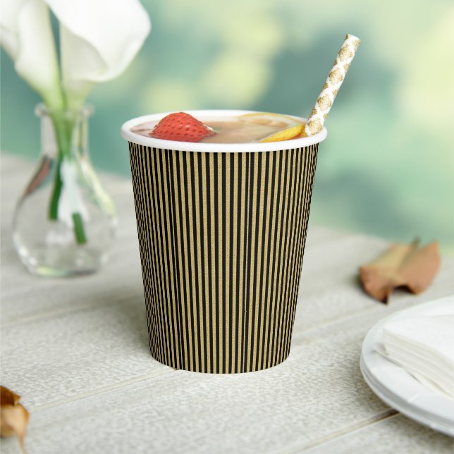 Vaso de papel negro y dorado con rayas (in situ)