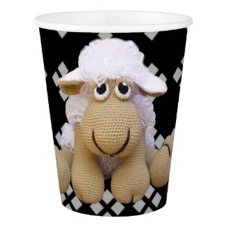 Vaso de papel  oveja de crochet y dibujos negro