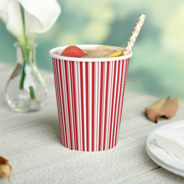 Vaso de papel rojo y blanco a rayas (in situ)