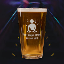 DJ en mesas redondas con auriculares y música en t