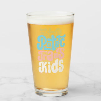 Vaso de vidrio para proteger a los niños trans