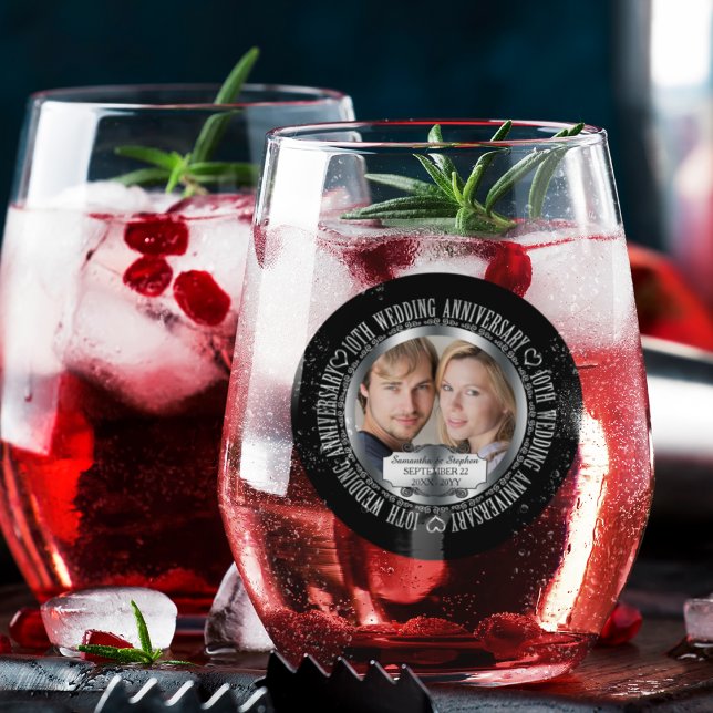 Vaso De Vino 10.º Aniversario del Boda Fotos Fecha (Elegant Black and Silver Tone (Tin Look) 10th Wedding Anniversary Photo Stemless Wine Glass)