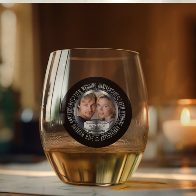 Vaso De Vino 25.º Aniversario del Boda Fotos Fecha (Elegant and Classy Black and Silver Tone 25th Wedding Anniversary Photo Stemless Wine Glass)