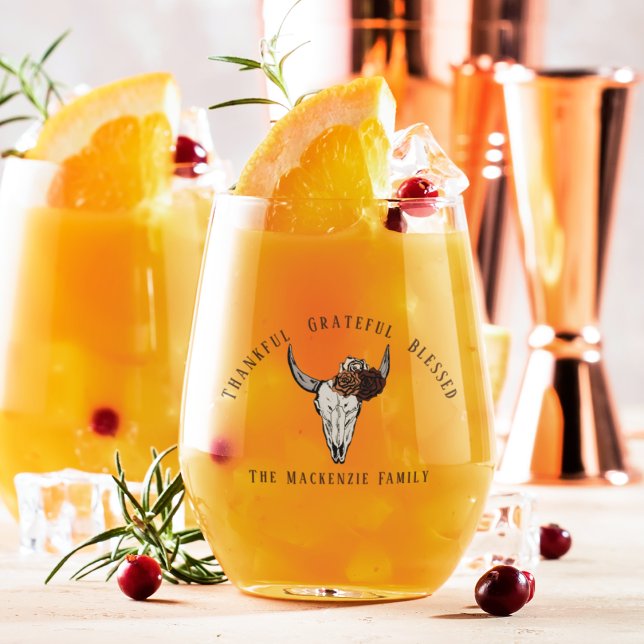 Vaso De Vino Agradecimiento Agradecimiento Bienvenida a los Ami (Thankful Grateful Blessed Western Thanksgiving Fall Harvest, Cow Skull & Roses. Text & Family Name.)