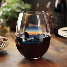 Vaso De Vino Atardecer Sereno del Somorgujo Común en Lago de Vi