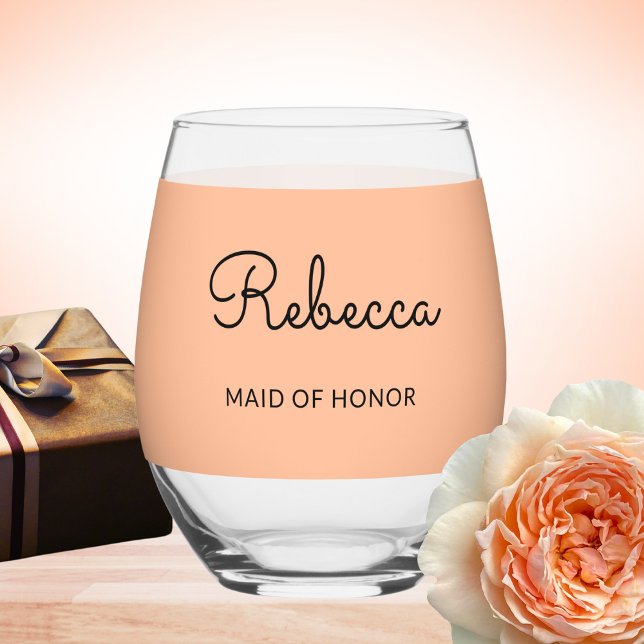 Vaso De Vino Boda de Monograma de donativo elegante de Moda (A pretty stemless wine glass with personalized name and 'Maid of Honor' words on a peach background)