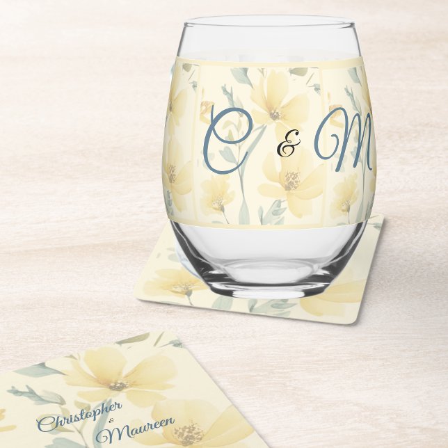 Vaso De Vino Boda floral azul amarillo blanda amarillo de mante (Butter Yellow & Pale Blue Initials Glass on matching coasters.  Both come in a variety of styles)