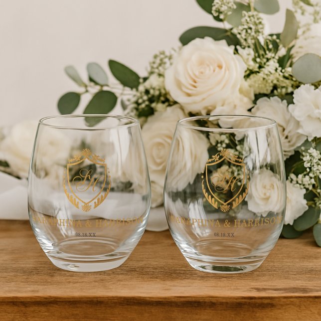 Vaso De Vino Boda Monograma de Ornate Gold Escudo (Ornate Gold Crest Monogram Wedding Stemless Wine Glass)