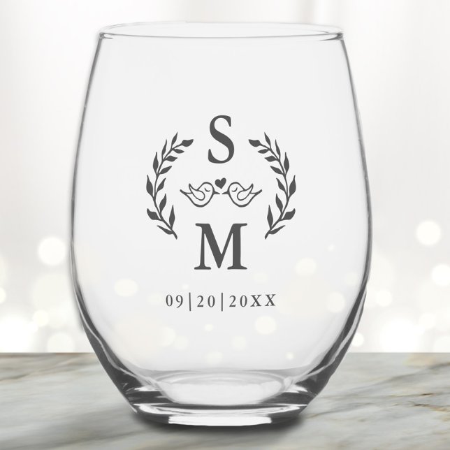 Vaso De Vino Boda personalizada Monograma moderno Escudo de gui (Custom Wedding Modern Monogram Wreath Crest Gray Stemless Wine Glass)
