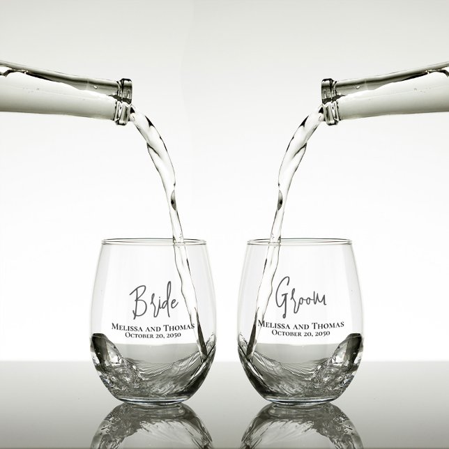 Vaso De Vino Boda Script Bride Groom Personalizado (Bride and groom script custom stemless wine glasses.)