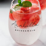 Vaso De Vino Bridesmaid | Bachelorette de escritura Minimalista<br><div class="desc">Este diseño personalizado de Bridesmaid presenta una tipografía manuscrita. Puede personalizar fácilmente el nombre y el título o agregar su mensaje personalizado. ¡El accesorio perfecto y elegante para una dama de honor o una soltera!</div>