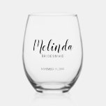 Vaso De Vino Bridesmaids personalizadas de escritura moderna<br><div class="desc">Modern Script Personalized Bridesmaids Vino Vidrio con el nombre de la dama de honor personalizado en estilo de letra de escritura moderno con título y fecha boda en estilo moderno sans serif. También perfecto para la empleada de honor, la niña flor, la madre de la novia, los padrinos, el mejor...</div>