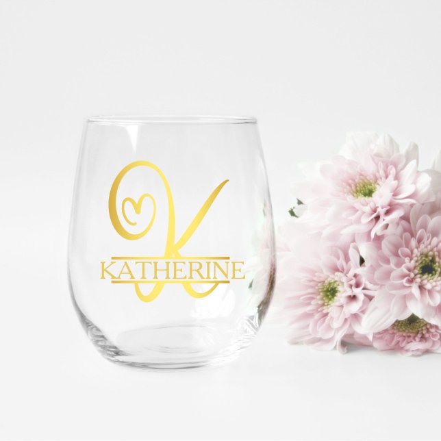 Vaso De Vino Carta K Monograma regalo de dama de honor, moderno (stemless wine glass for a bridesmaid gift that has a gold split K monogram and customized with name)