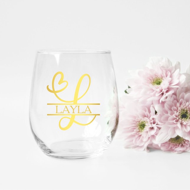 Vaso De Vino Carta L Monograma regalo de dama de honor, moderno (stemless wine glass for a bridesmaid gift that has a gold split L monogram and customized with name)