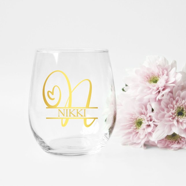 Vaso De Vino Carta N Monograma regalo de dama de honor, moderno (stemless wine glass for a bridesmaid gift that has a gold split N monogram and customized with name)