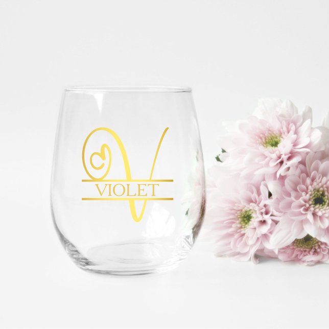 Vaso De Vino Carta V Regalo Monograma de la dama de honor, mode (stemless wine glass for a bridesmaid gift that has a gold split v monogram and customized with name)