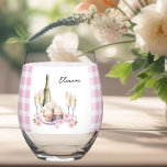 Vaso De Vino Champagne y Cupcakes Pink Gingham<br><div class="desc">Vidrio de vino, personalizado con su nombre en letras escritas a mano. El diseño incluye una banda de gingham rosa y blanca con ilustracion acuarela de una botella de champán o de vino espumoso, vasos, pastelitos y flores rosas. Por favor, navegue por mi colección de pasteles y duchas nupciales de...</div>