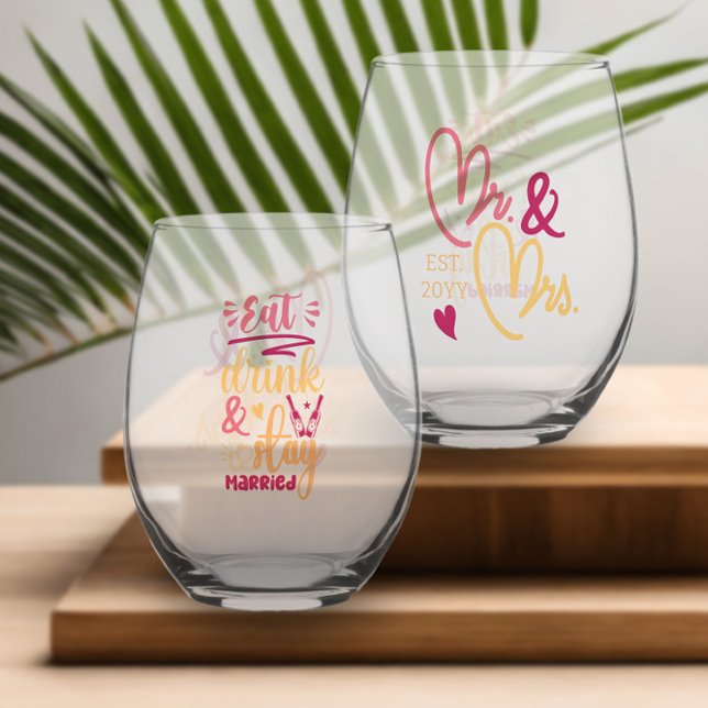 Vaso De Vino Coma bebida y quédate casado con el Sr. y la Sra.  (Eat drink & stay married glasses from Newlywed Christmas Gift Ideas collection by Darling & May)