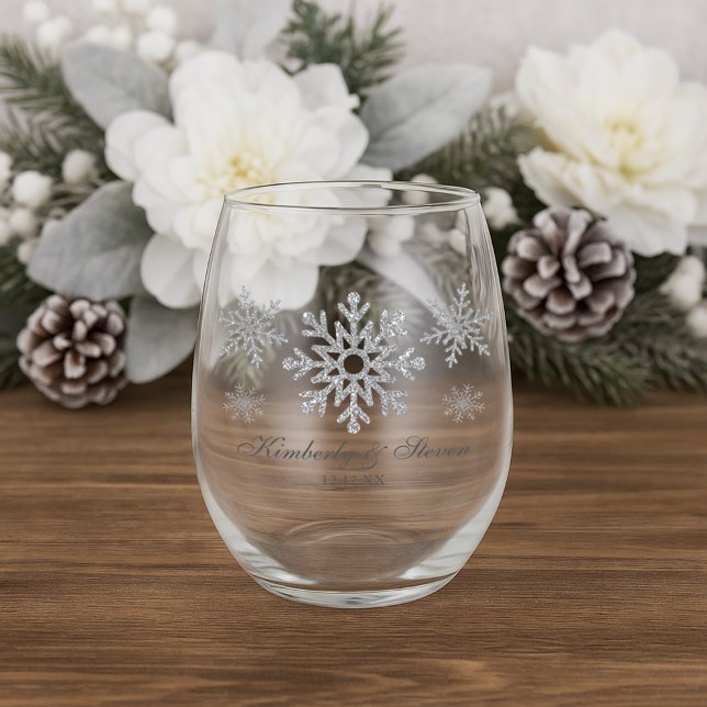 Vaso De Vino Copos de nieve de invierno de plata personalizados (Silver Winter Snowflakes Personalized Stemless Wine Glass)