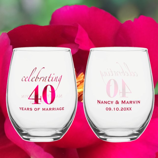 Vaso De Vino El cuarto aniversario personalizado de Ruby Rosa K (Add couples names and 40th wedding anniversary date for stylish ruby red rose keepsake wine glasses.)