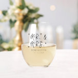 Vaso De Vino El Sr. Cute y la Sra. Newlyw<br><div class="desc">Regalo para los recién casados. Letra de guión tipográfico que dice "Mr. y la señora" con estrellas alrededor. A continuación puede añadir el nombre de su familia y la fecha de su boda.</div>