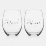 Vaso De Vino Elegante Boda de nombre de pareja de guión persona<br><div class="desc">Un elegante par de copas de vino boda personalizan con sus nombres en un guión moderno con su fecha boda. Crea un set para 2,  o compra en múltiplos para tu recepción de bodas,  o cena de ensayo,  ducha de novia,  despedida de soltero o despedida de soltero.</div>