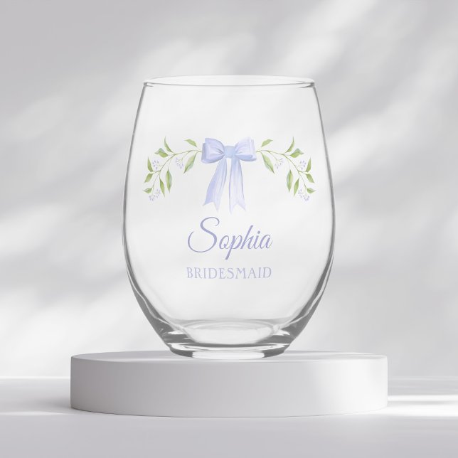 Vaso De Vino Elegante Dusty Blue Bow Nombre Bridesmaid Propuest (Personalized bridesmaid stemless wine glass with floral bow design perfect for bridesmaid proposals)