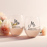 Vaso De Vino Gafas de vino personalizadas Mr & Mrs<br><div class="desc">Descubra el encanto de nuestros Gafas de Vino Stemless - la celebración por excelencia del amor y la unidad. Estos exquisitos vasos de vino sin tallo son la elección perfecta para tostarse juntos al futuro de la novia y del novio. Cada copa encarna la elegancia y el romance, convirtiéndolos en...</div>