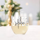 Vaso De Vino Guión de firma de monograma de novia<br><div class="desc">Elevar la experiencia nupcial con nuestro Vidrio Personalizado, adornado con la palabra 'BRIDE' en una elegante y moderna fuente sans-serif, y su nombre lo superpone con elegancia en un elegante estilo de escritura. Este exquisito vaso es más que un vaso; es una celebración personalizada de la futura novia. Brindis por...</div>