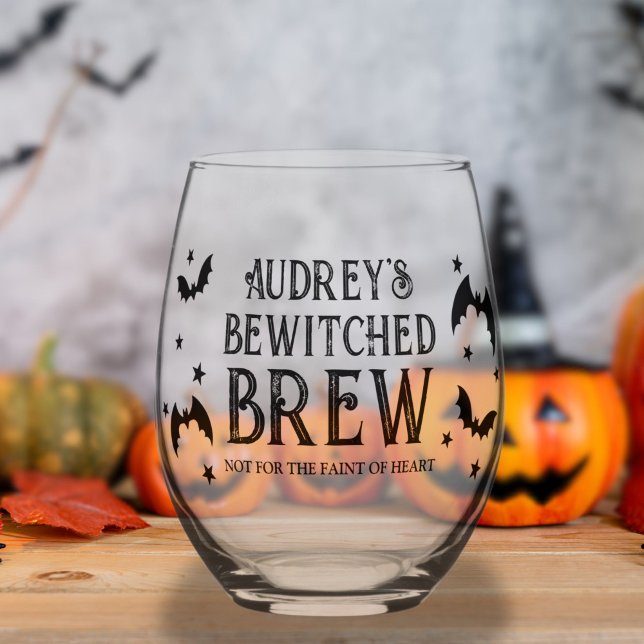 Vaso De Vino Halloween con gatos y estrellas de brew bienvenida (Bewitched Brew Bats and Stars Halloween Stemless Wine Glass)