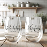 Vaso De Vino Hubby Y Esposa Personalizados<br><div class="desc">Celebra el amor y la unión con nuestras hermosas gafas de vino personalizadas Hubby y Wife. Estas elegantes gafas son la adición perfecta para cualquier noche romántica o ocasión especial. Cada vaso está delicadamente grabado con los entrañables títulos "Hubby" y "Esposa", lo que añade un toque de encanto y sentimentalidad...</div>