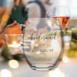 Vaso De Vino Moda moderna Bridesmaid Script Gold Heart Name<br><div class="desc">Elegante. Sencillo. Minimalista. Un hermoso regalo personalizado de vino para su fiesta nupcial para usar y luego atesorar los recuerdos para siempre! Diseño moderno y sencillo de caligrafía de texto con los nombres personalizados de su dama de honor,  empleada doméstica de honor,  mejor hombre o groomsmen.</div>