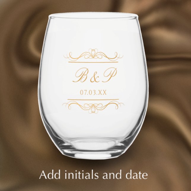 Vaso De Vino Monograma de Pareja Moderno Elegante Dorado con Re (Add couple’s initials and wedding or anniversary date for elegant gold monogram glass gift.)