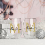 Vaso De Vino Monograma negro de oro personalizado moderno<br><div class="desc">Elevar cualquier celebración con nuestro moderno y personalizado Monograma Negro de Oro Stemless Wine Glass. Esta moda y este versátil vidrio está adornado con un elegante monograma dorado y negro, lo que lo convierte en el regalo perfecto para fiestas de boda, damas de honor y cumpleaños. Personalizar con un nombre...</div>