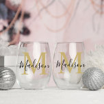 Vaso De Vino Monograma negro de oro personalizado moderno<br><div class="desc">Elevar cualquier celebración con nuestro moderno y personalizado Monograma Negro de Oro Stemless Wine Glass. Esta moda y este versátil vidrio está adornado con un elegante monograma dorado y negro, lo que lo convierte en el regalo perfecto para fiestas de boda, damas de honor y cumpleaños. Personalizar con un nombre...</div>