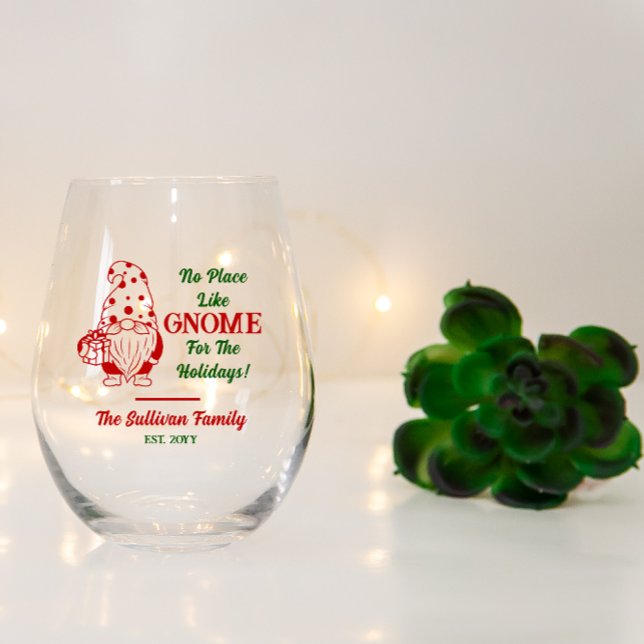 Vaso De Vino No hay lugar como Gnome Navidad Nombre de familia  ("No Place Like Gnome [Home] For The Holidays!" Family Name Stemless Wine Glass
)