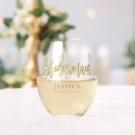 Vaso De Vino Nombre de guión dorado Fecha Gracias Bridesmaid Re<br><div class="desc">Gold Script Name Date Gracias Bridesmaid Gift. Un simpático recuerdo para tu dama de honor,  con el encabezado en un guión elegante y bien definido,  y fácil de personalizar con su nombre y la fecha del boda y un mensaje de agradecimiento en el otro lado.</div>