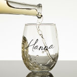 Vaso De Vino Nombre de guión femenino personalizado de regalo d<br><div class="desc">Celebra a las extraordinarias mujeres que están a su lado en su día especial con nuestro Aviso de Vino sin Piedra de Nombre Feminino, un regalo impresionante y atento para la dama de honor que combina elegancia con un toque personal. Cada copa de vino sin tallo, elaborada con precisión, presenta...</div>