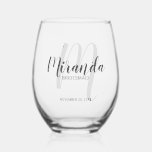 Vaso De Vino Nombre de las Bridesmaids personalizadas de guión<br><div class="desc">Añada un toque personal a su boda con un regalo personalizado para damas de honor. Este diseño presenta el nombre personalizado de la dama de honor en el estilo de fuente de escritura moderno gris y monograma en el estilo de fuente de escritura moderno gris claro como fondo con título...</div>